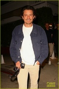orlando-bloom-all-smiles-during-night-out-with-friends-santa-monica-04.jpg