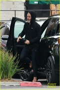 chris-pine-sports-all-black-outfit-for-afternoon-meeting-05.jpg