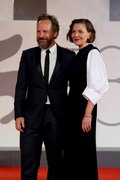 Maggie+Gyllenhaal+Lost+Daughter+Red+Carpet+3GeI6_yQW52x.jpg