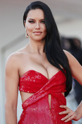 Adriana+Lima+Madres+Paralelas+Red+Carpet+Opening+zQz9LBzN0Vfx.jpg