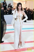 anne-hathaway-valentino-look-met-gala-05.jpg