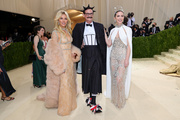 Sienna+Miller+2021+Met+Gala+Celebrating+America+wUYdZCi4h5ox.jpg