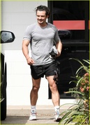 orlando-bloom-grabs-groceries-gym-17.jpg