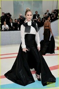 emily-blunt-sienna-miller-met-gala-together-pics-14.jpg