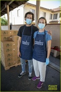 leighton-meester-adam-brody-feeding-america-volunteer-11.jpg