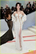 anne-hathaway-valentino-look-met-gala-17.jpg