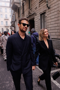 sfilata-armani-_GAM-FW2324_Theo-James_Ruth-Kearney_credit-German-Larkin.jpg