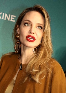 Angelina Jolie - Page 2 MESZHBJ_t