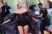 florence-pugh-dwd-premiere-venice-red-carpet-pics-34.jpg