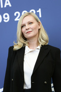 Kirsten+Dunst+Power+Dog+Photocall+78th+Venice+knBImRA8CJEx.jpg
