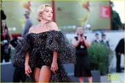 florence-pugh-dwd-premiere-venice-red-carpet-pics-33.jpg