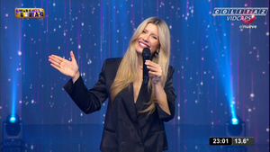 Laurita.Fernandez.Bienvenidos.a.Ganar.Vestido.Blazer.Abierto.1080P-Colitaz.43.jpeg