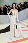 anne-hathaway-valentino-look-met-gala-13.jpg