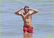 orlando-bloom-shows-off-fit-physique-at-the-beach-24.jpg