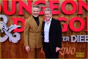 chris-pine-hugh-grant-rege-jean-page-dungeons-dragons-berlin-69.jpg