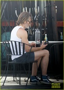 chris-pine-spotted-in-tank-top-and-shorts-15.jpg