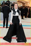 emily-blunt-sienna-miller-met-gala-together-pics-10.jpg