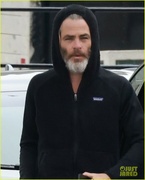 chris-pine-sports-all-black-outfit-for-afternoon-meeting-06.jpg