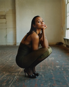 Zoe Saldana - Page 4 MEW6WPG_t