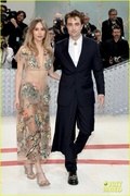 robert-pattinson-suki-waterhouse-met-gala-2023-13.jpg