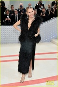 emily-blunt-sienna-miller-met-gala-together-pics-06.jpg