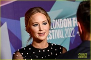 jennifer-lawrence-attends-london-causeway-premiere-10.jpeg