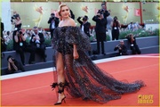 florence-pugh-dwd-premiere-venice-red-carpet-pics-04.jpg