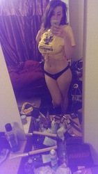 Sexy GF takes Selfpics