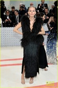 emily-blunt-sienna-miller-met-gala-together-pics-24.jpg