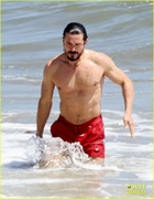 orlando-bloom-shows-off-fit-physique-at-the-beach-13.jpg