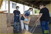 leighton-meester-adam-brody-feeding-america-volunteer-02.jpg