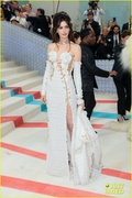 anne-hathaway-valentino-look-met-gala-16.jpg