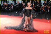 florence-pugh-dwd-premiere-venice-red-carpet-pics-15.jpg