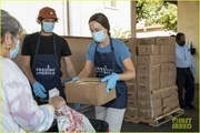leighton-meester-adam-brody-feeding-america-volunteer-08.jpg