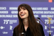 anne-hathaway-at-she-came-to-me-press-conference-at-73rd-berlinale-international-film-festival-02-16-2023-0.jpg