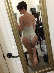 Shorthaired Slim Amateur Babe takes Selfpics
