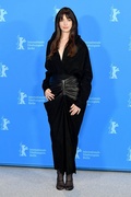anne-hathaway-at-she-came-to-me-photocall-at-73rd-berlinale-international-film-festival-02-16-2023-4.jpg