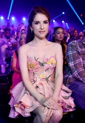 Anna Kendrick - Page 4 MEUNPH8_t