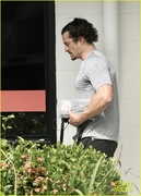 orlando-bloom-grabs-groceries-gym-20.jpg