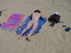 Permanent Link to Natural Redhead Girlfriend Naked At The Public Beach