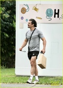 orlando-bloom-grabs-groceries-gym-03.jpg