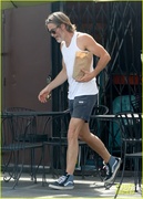 chris-pine-spotted-in-tank-top-and-shorts-25.jpg