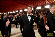 andrew-garfield-oscars-red-carpet-2023-06.jpg