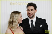 emily-blunt-john-krasinski-cute-moments-sag-awards-10.jpg