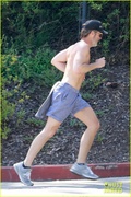 chris-pine-shirtless-run-11.jpg