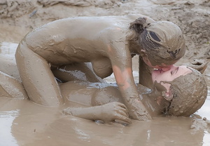 Девушки в грязи ...