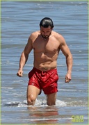 orlando-bloom-shows-off-fit-physique-at-the-beach-30.jpg