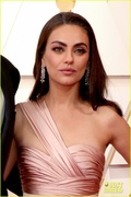 ashton-kutcher-mila-kunis-oscars-2022-02.jpg