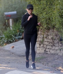 Reese Witherspoon - Out For a Jog in Los Angeles 01/07/2024