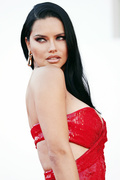 Adriana+Lima+Madres+Paralelas+Red+Carpet+Opening+zWXN1ln-dmSx.jpg